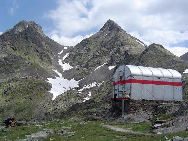 Refugio de Baiau. Detr&aacute;s, Lavans y Medacorba