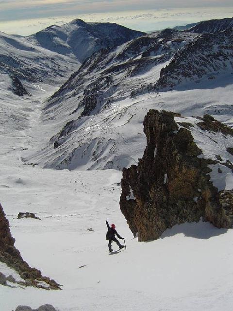 Tonito en el segundo tramo de la ML del Bastiments. Al fondo, coma de vaca
