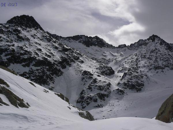 El pico de Barrancs (izq) y el de Salenques (centro)