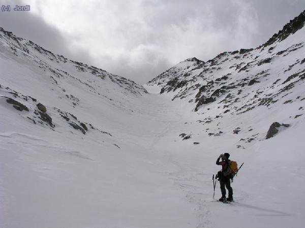 De bajada hacia el valle de la escaleta. Al fondo, pico de Barrancs