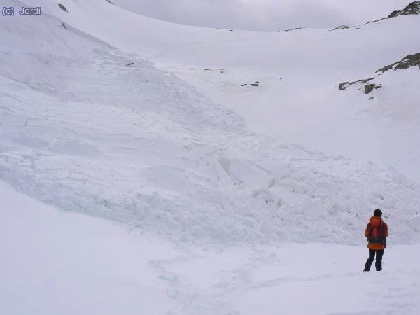 El alud que nos arrastró. Arriba se ven nuestras pisadas y la rotura de la placa