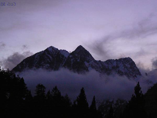 Anocheciendo de camino a llanos del hospital
