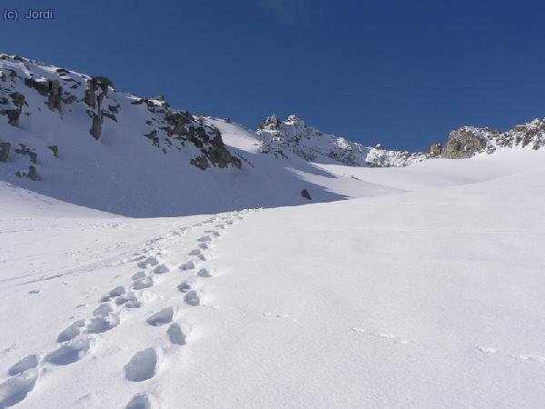 Y a la dcha. sigue nuestra ruta a Maladeta, ya visible