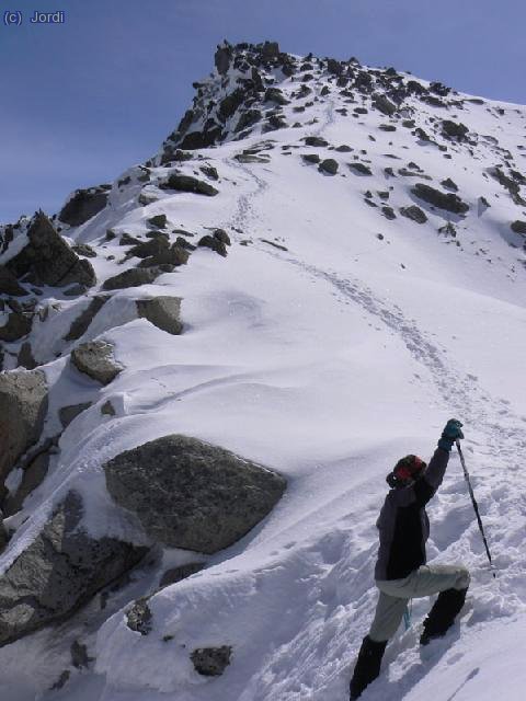 Rosa saliendo del corredor con la Maladeta al fondo