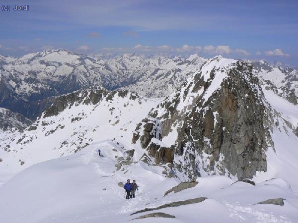 Subiendo los &uacute;ltimos metros. Al fondo, del Posets al Perdiguero
