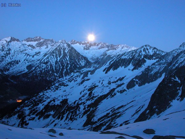 Davant del refugi a les 10:00 PM