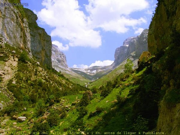 Vista del ca&ntilde;on de A&ntilde;isclo (ya cuando se abre). Realizada a la altura de Fuenblanca hacia el collado de A&ntilde;isclo (al fondo).
