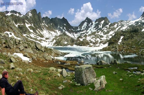 Creo que es l&eacute;stany de Mangades. La foto se realiz&oacute; despues de pasar el refugio de la Restanca siguiendo por la GR11 y utilizando la desviaci&oacute;n a la altura del collado de la Crestada direcci&oacute;n al embalse de Cavallers. Desde la