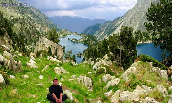 Panoramica del estany Negre a la derecha y estany Tort a la izquierda, en este se encuentra el refugio de J.M.Blanc. GR11. Jun-2005.