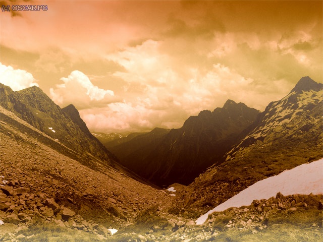 GR11. Cerca de Tahull subiendo al collado...no recuerdo el nombre pero si recuerdo que estaba a punto de llegar al collado y que la subida no se acababa nunca. Tambi&eacute;n se ha realizado un degradado a la foto.