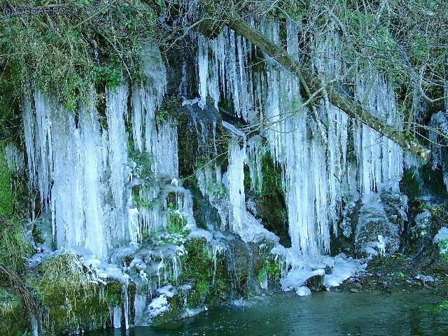 Foto de cascada helada a 400 mts. antes de llegar a Camprod&oacute;n desde Moll&oacute;