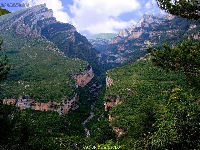 Foto t&iacute;pica del Ca&ntilde;&oacute;n de A&ntilde;isclo desde la carretera.