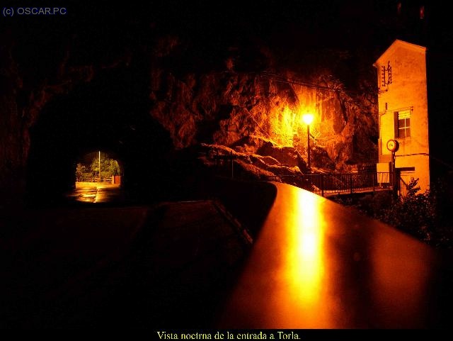 Vista nocturna de la entrada a Torla.