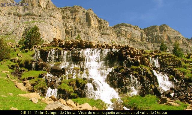 Vista de una peque&ntilde;a cascada en el Valle de Ordesa hacia Cola de Caballo.