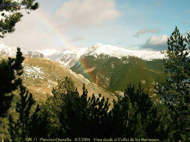 Vista desde el Collet de les Barraques con arco iris incluido aunque no recuerdo que fuese un d&iacute;a lluvioso.