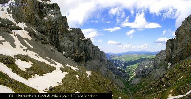 Vista del Valle de A&ntilde;isclo desde el collado del mismo.