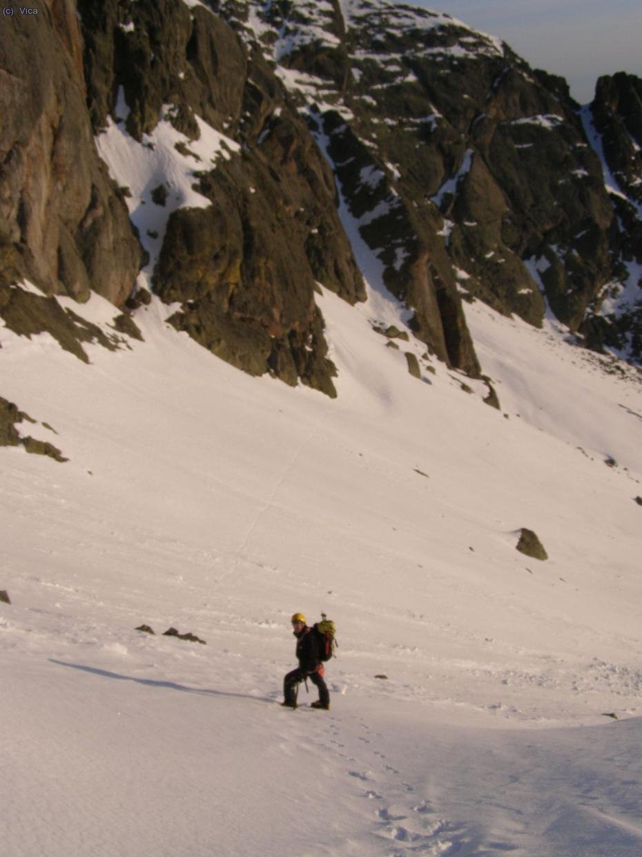 Al fondo, el corredor de entrada en la cara Este, luego se pasa a la Noreste.