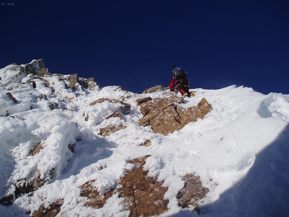 Trepada final f&aacute;cil de I+ pero delicada por el fort&iacute;simo viento y el estado inconsistente de la nieve.