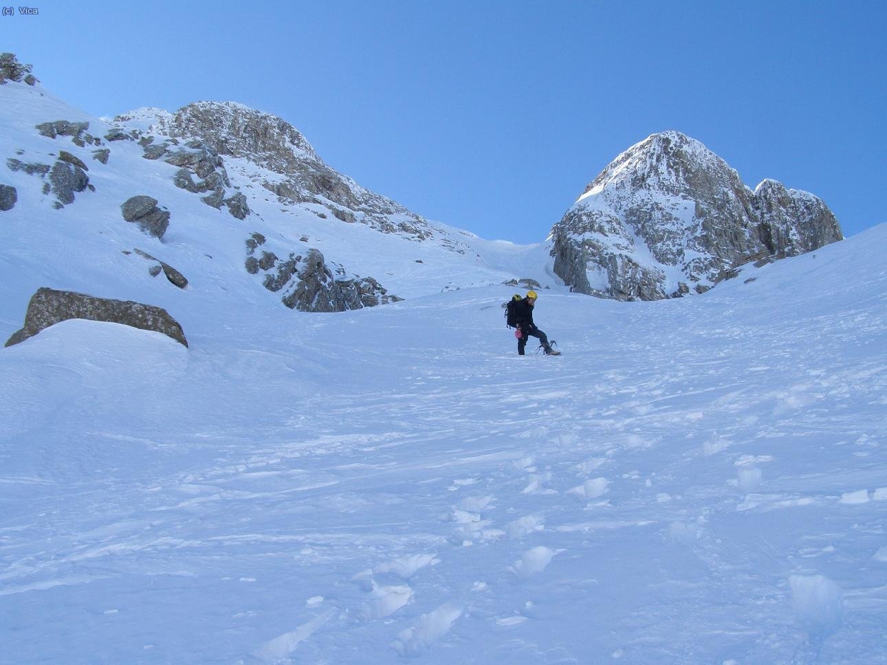 al fondo el collado de la normal de la cara norte para el descenso.
