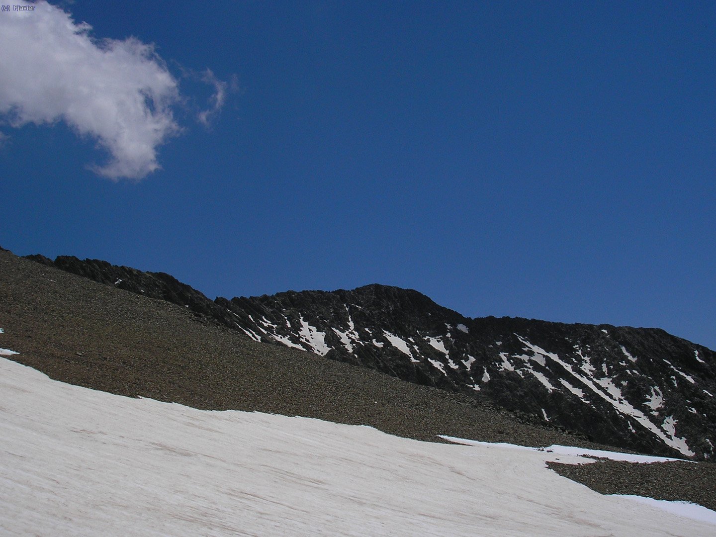 Bajando por la v&iacute;a normal de vuelta al refugio de Viad&oacute;s, &uacute;ltima vista a la cresta. Aqu&iacute; estamos en la &uacute;nica nieve que pisamos durante el d&iacute;a.