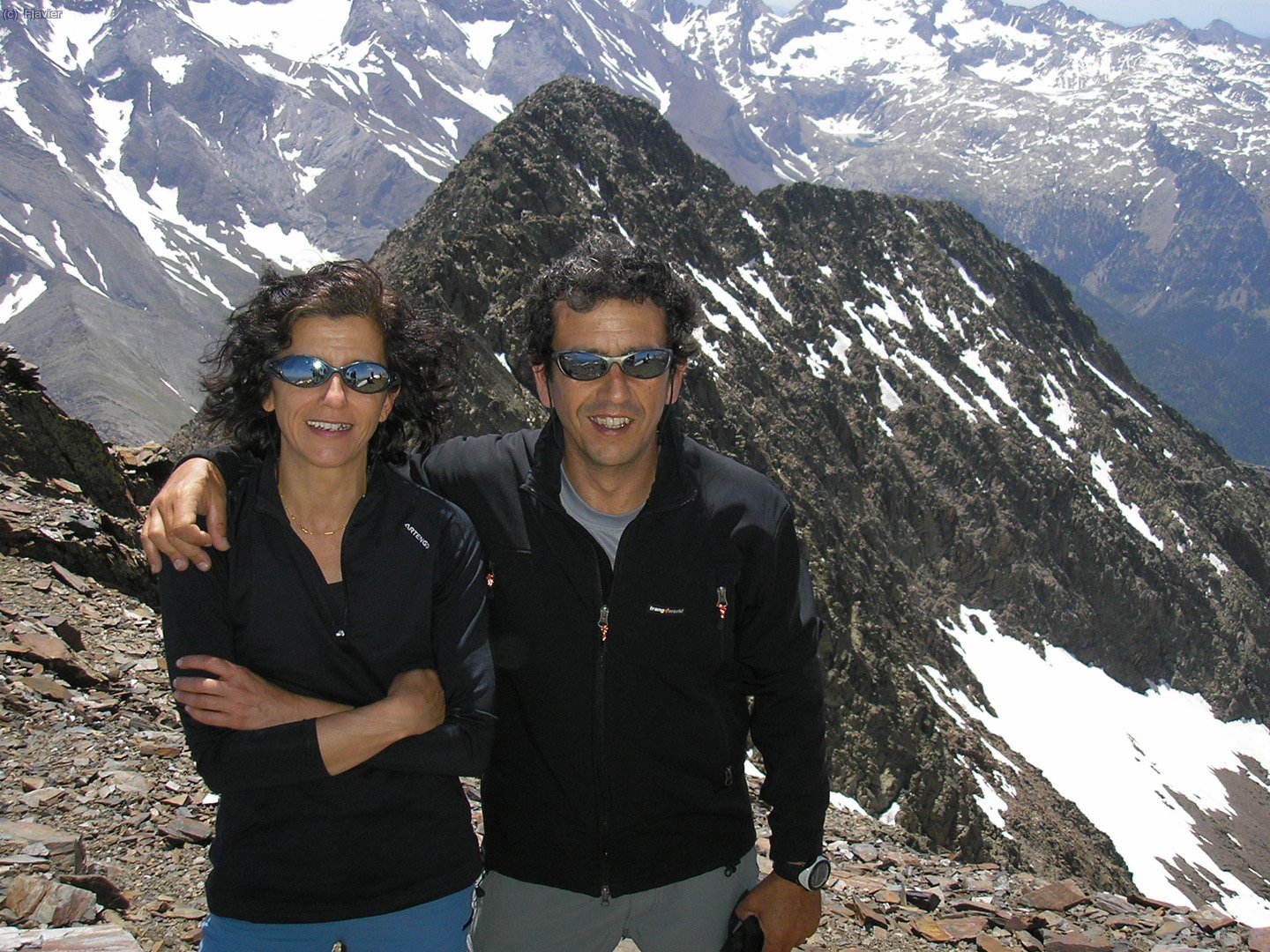 Merc&egrave; & Fjavier, m&aacute;s contentos que unas casta&ntilde;uelas en la cima del Bachimala (3.177 m.) con la cresta realizada de fondo.