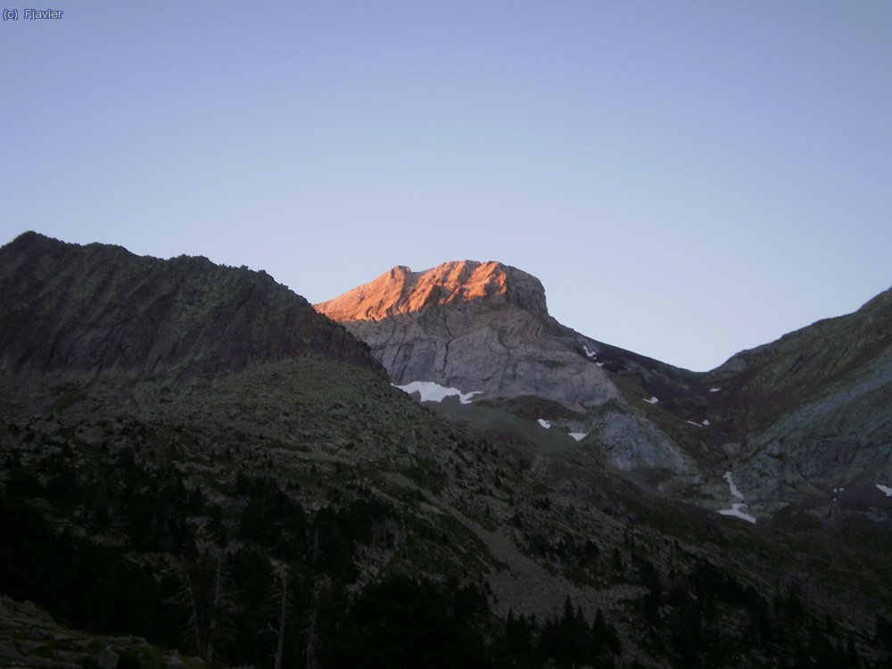 Vallibierna (&iexcl;qu&eacute; fotog&eacute;nico es!), ahora el 27 de Julio a primera hora de la ma&ntilde;ana, de camino al Russell