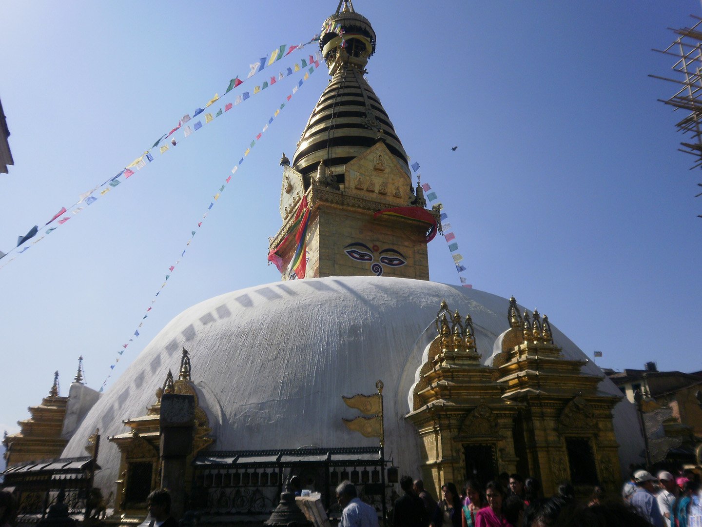 Cual alpinistas de nivel, visita previa obligada a Swayambunath (Kathmandu)