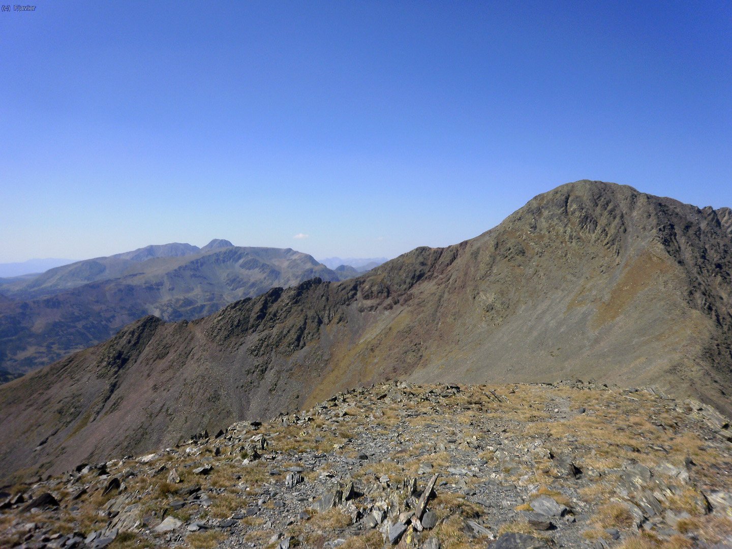 El Puig Peric, 2.810 m, i el Carlit darrera