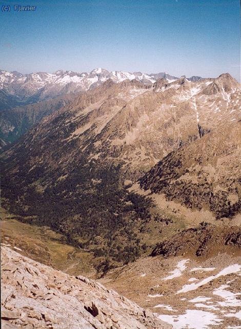 Desde la cima. Perdiguero al fondo.