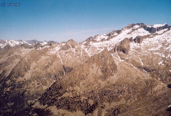 Vista del Aneto y a tamaño normal, se ve parte del lago de Coronas. Día genial