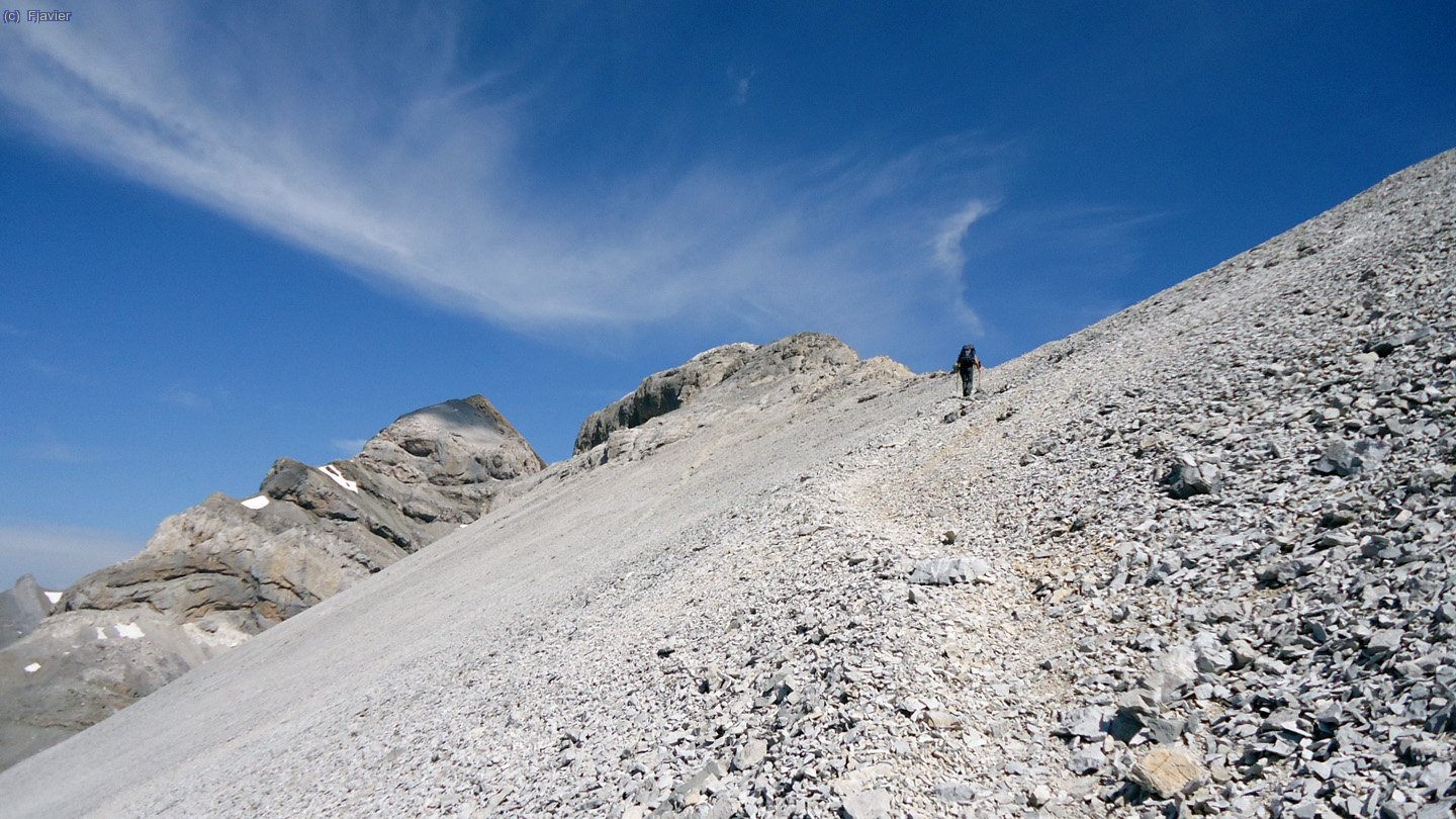 Arribant a la Punta de las Olas (3.002 m.) amb el Pico de Añisclo o Soum de Ramond (3.254 m.) al fons.