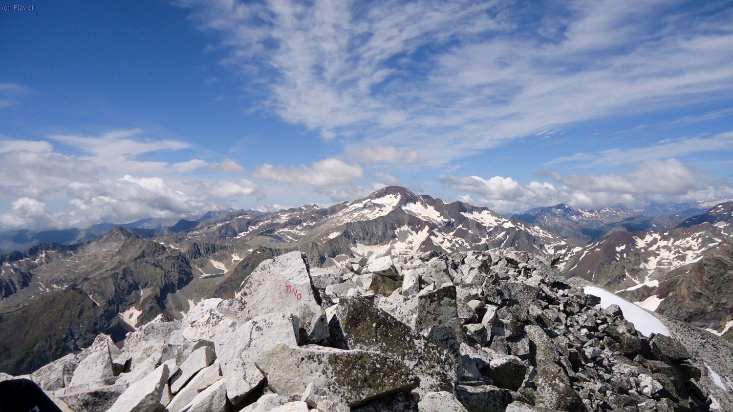 Posets des del cim del Perdiguero. Si fos tan gran cameraman com els JAM ;-) hagu&eacute;s tret una panor&agrave;mica aqu&iacute; que...