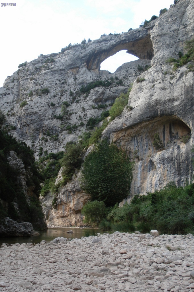Ventana en la roca con forma de "delf&iacute;n"