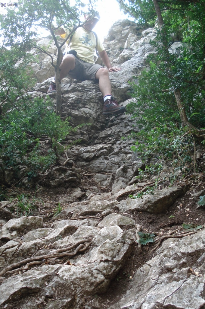 Caminito para evitar mojarnos en el estrecho.