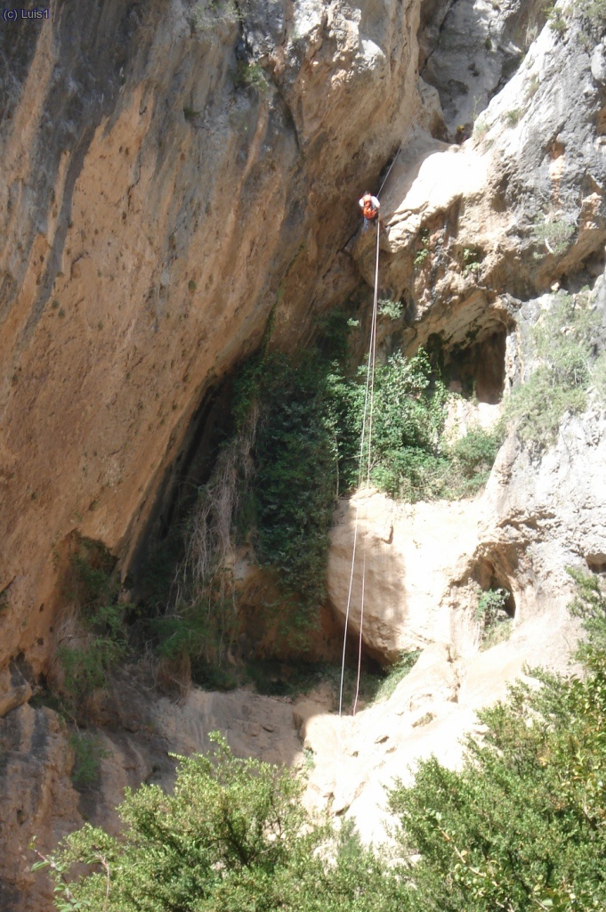 Tres barranquistas rapelando en el barranco de Ot&iacute;n