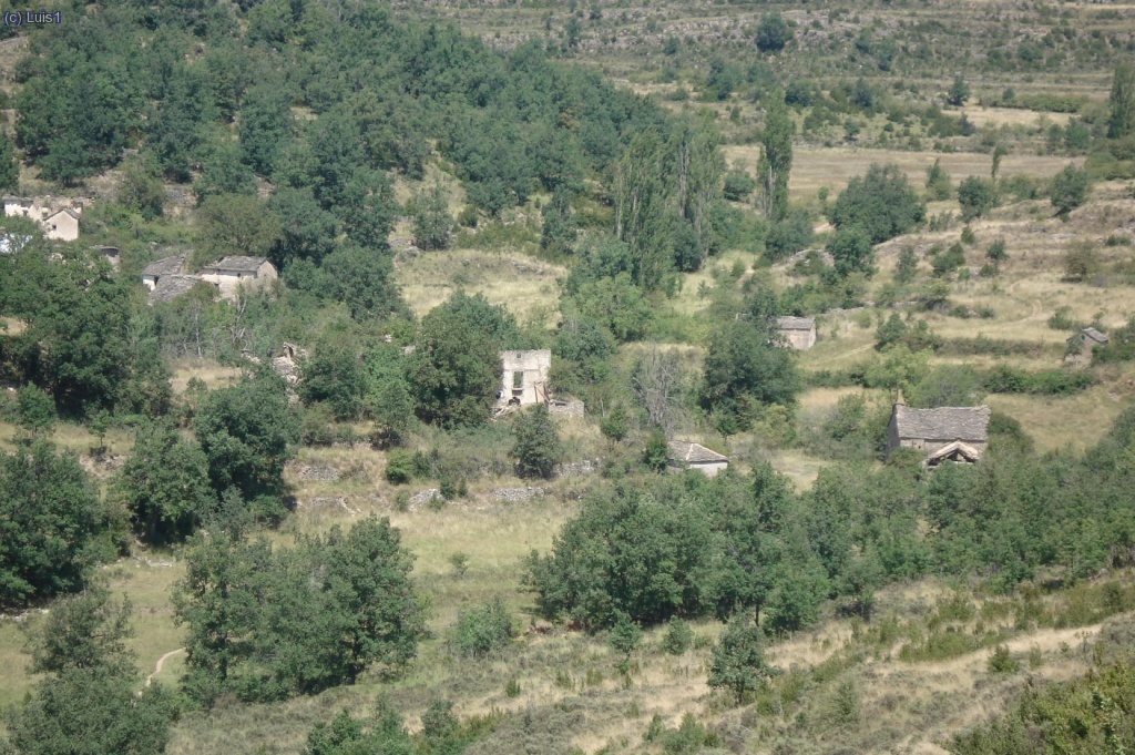 Ot&iacute;n barrio bajo con el bar Manolo (cerrado y abandonado)