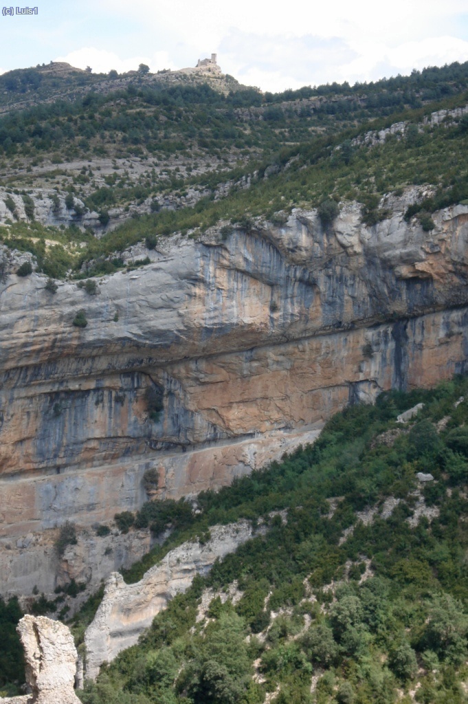 Mirando al otro lado, la iglesia de otro pueblo abandonado, Bag&uuml;este.