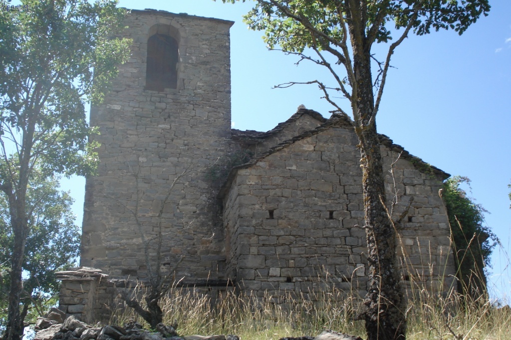 Iglesia en ruinas de Ot&iacute;n. (Derruido el techo de la nave, queda el &aacute;bside y parte de la cubierta del campanario, as&iacute; como las paredes)