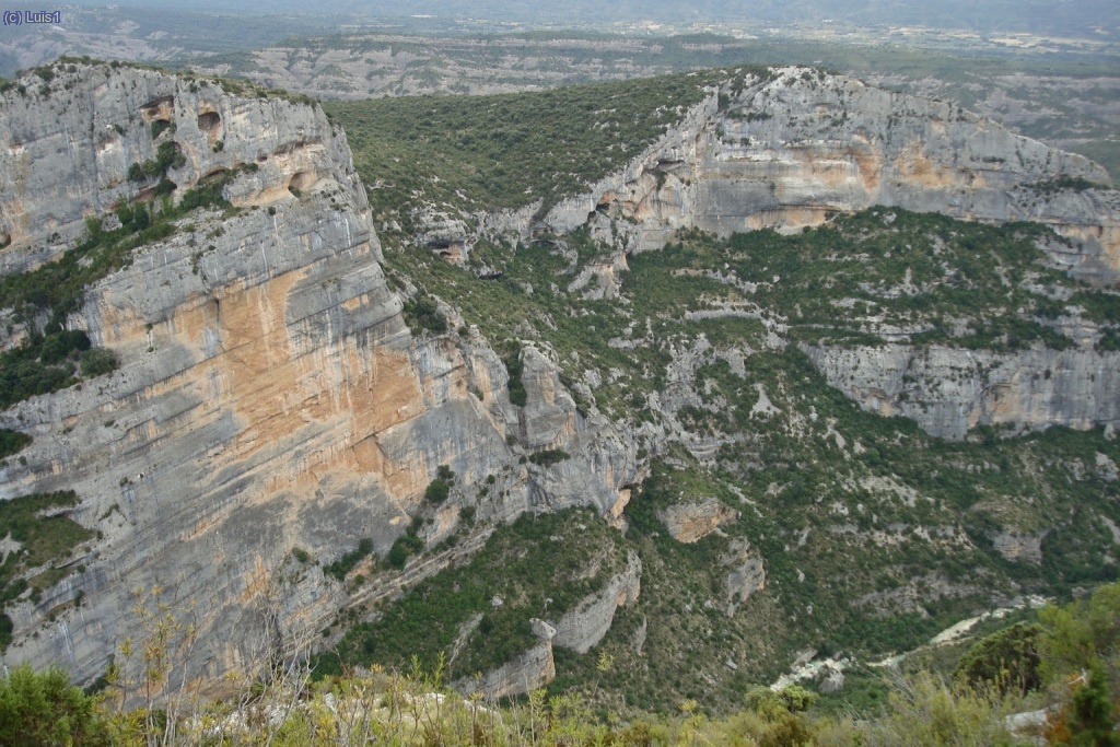Vista sobre le rio Vero y a su izquierda el Tozal del Vero con su "Visera" más abajo.