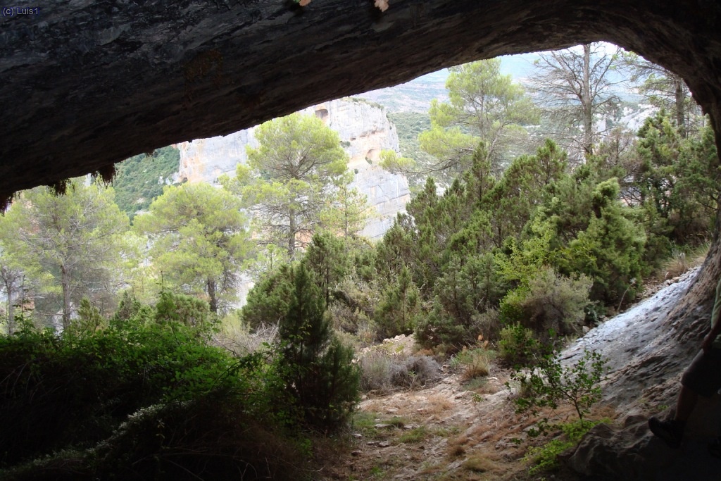 Cueva de Grasa. Aquí nos refugiamos mientras caia una fina lluvia, luego se destapó el dia.