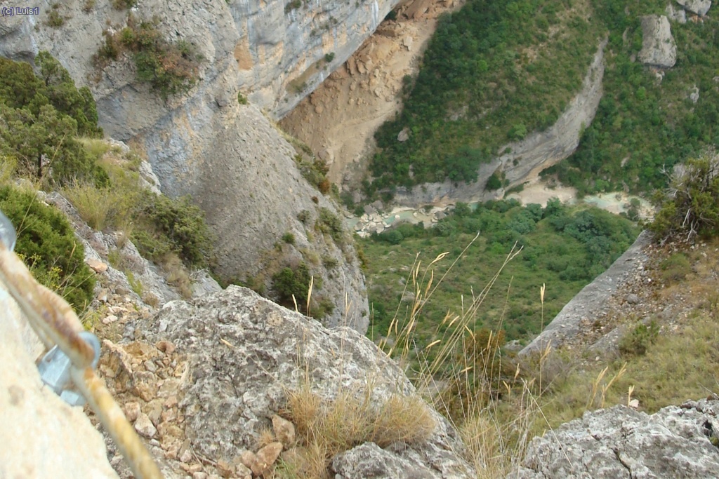 Paso Len. Aquí se puede apreciar la caida que hay. A la izquierda el anclaje de la sirga y al fondo el rio Vero.