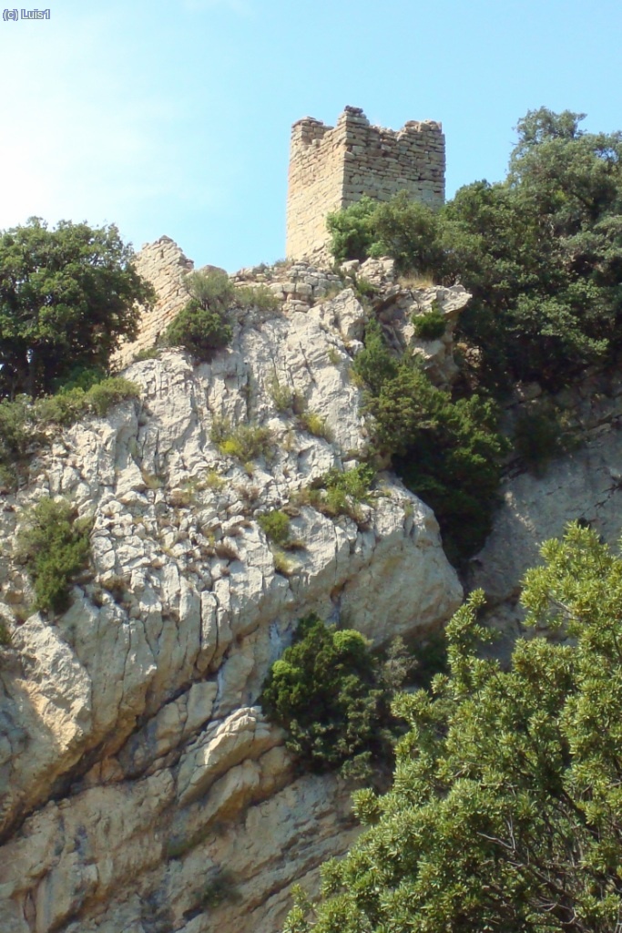 Castillo de Los Santos. Esta en un privilegiado mirador sobre el Balcés, domina desde la llanura de Huesca, toda la Sierra de Rufas hasta las cercanias de Rodellar.
