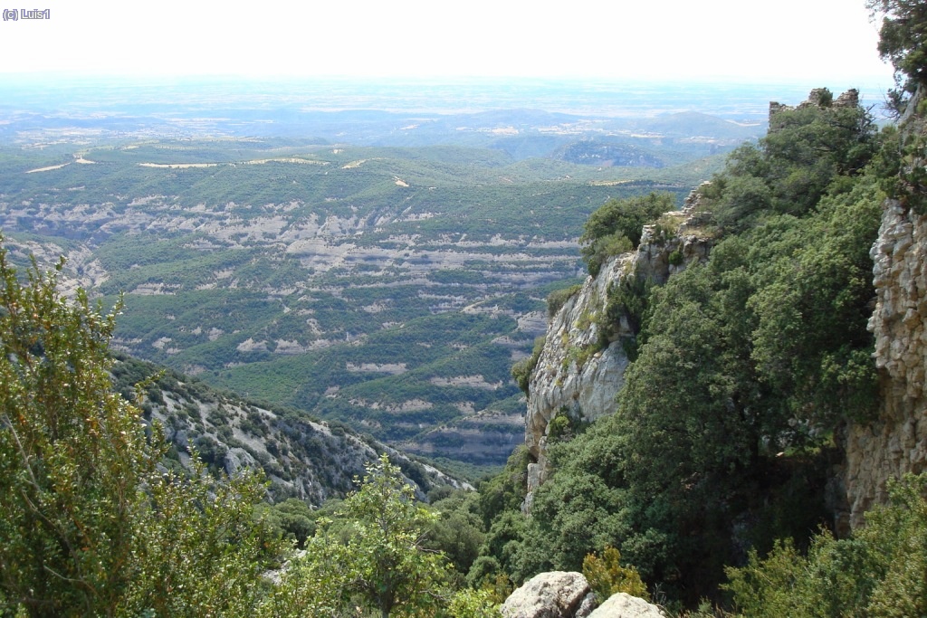 El castillo (a la derecha) esta en un cortado sobre el Balcés.