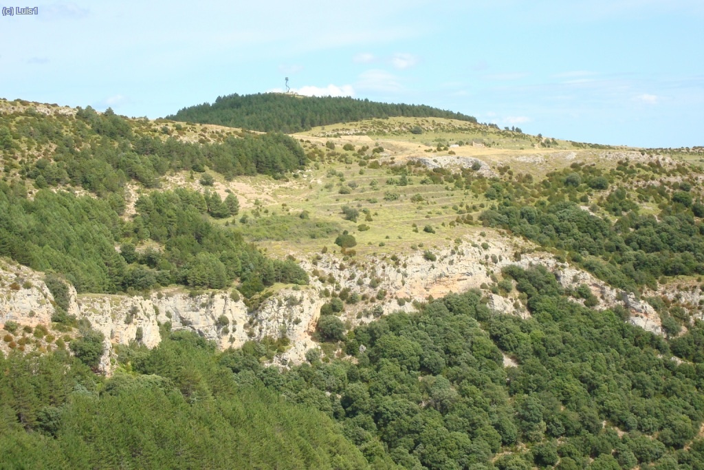 De vuelta por la faja se puede ver la torre de vigilancia forestal y un poco más abajo el Mesón y el coche.