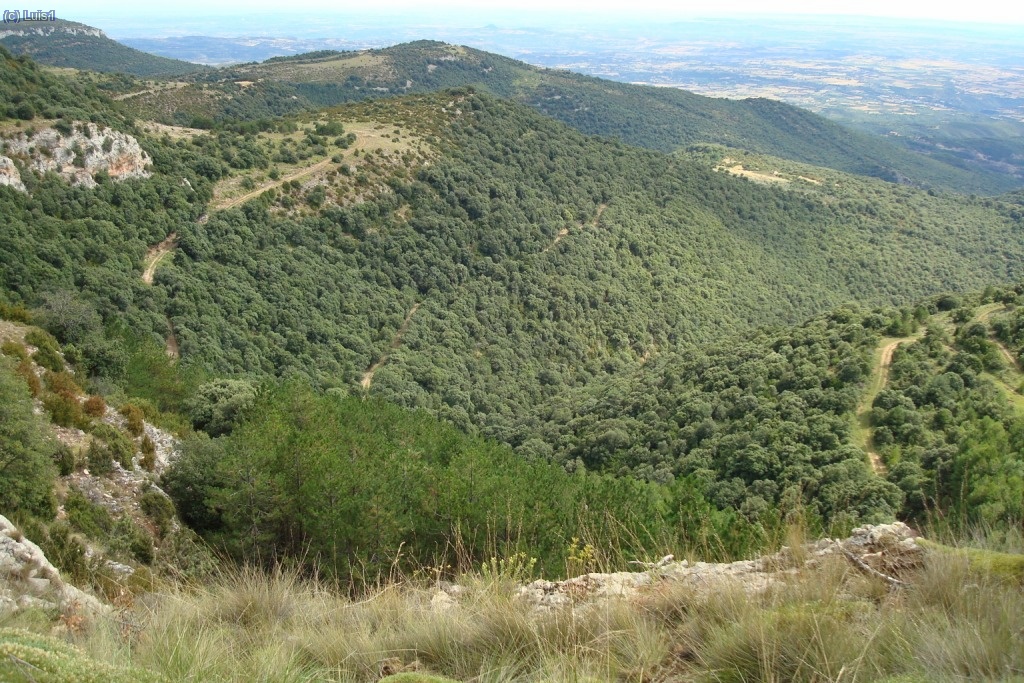Desde el mismo punto se distingue las Casas de Sevil y a la derecha la ermita de la Virgen de Viña.