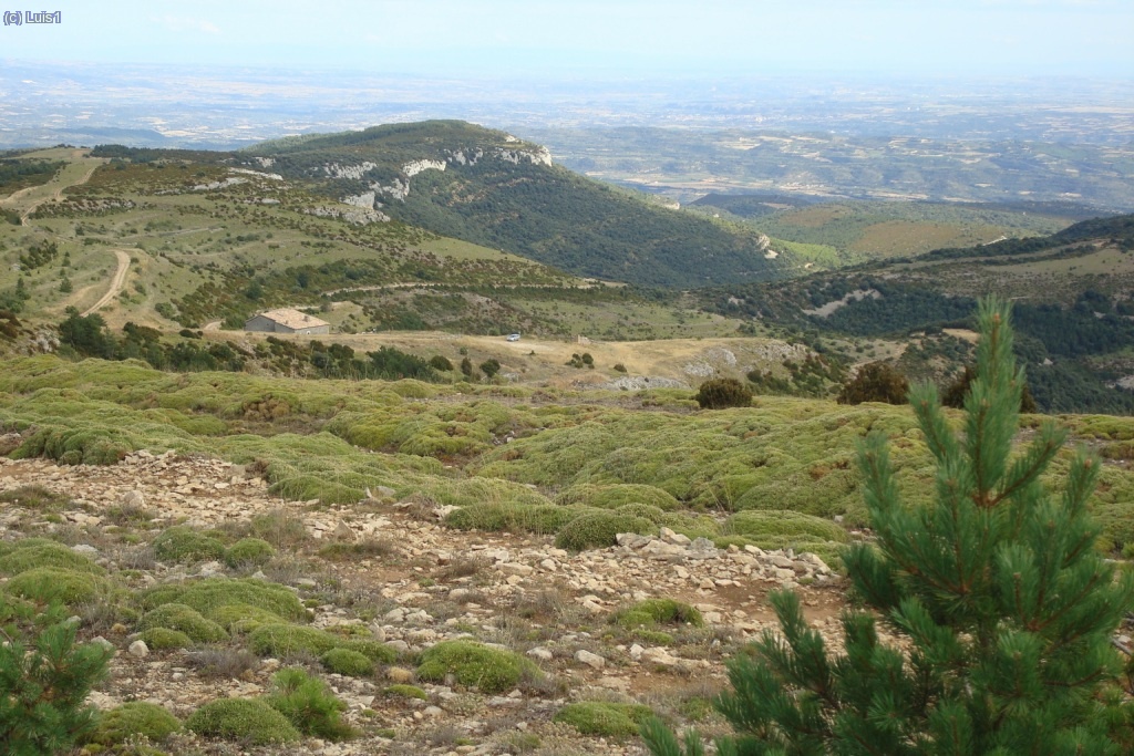 Ya volviendo al coche, se pude ver el Mesón, y parte de la Sierra de Sevil. En la llanura se intuye Barbastro.