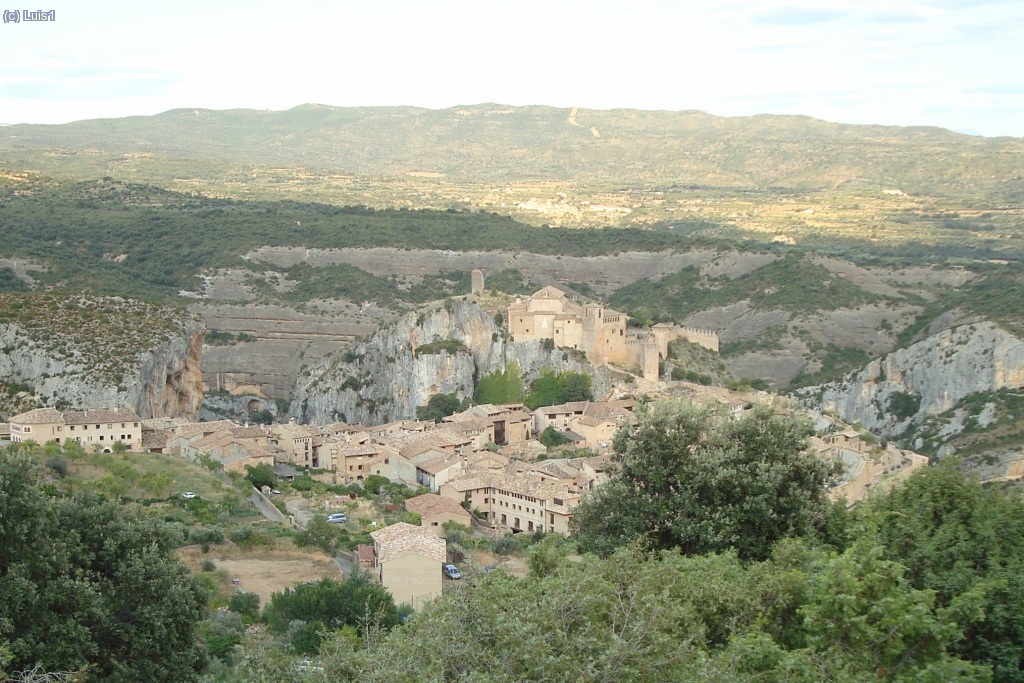 Alquezar. Vista poco usual desde la pista a de San Pelegrín.