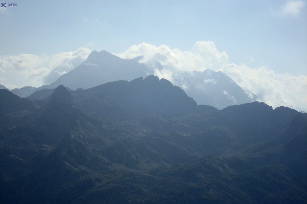 El macizo del Vignemale, imponente, aparece entre las nubes.