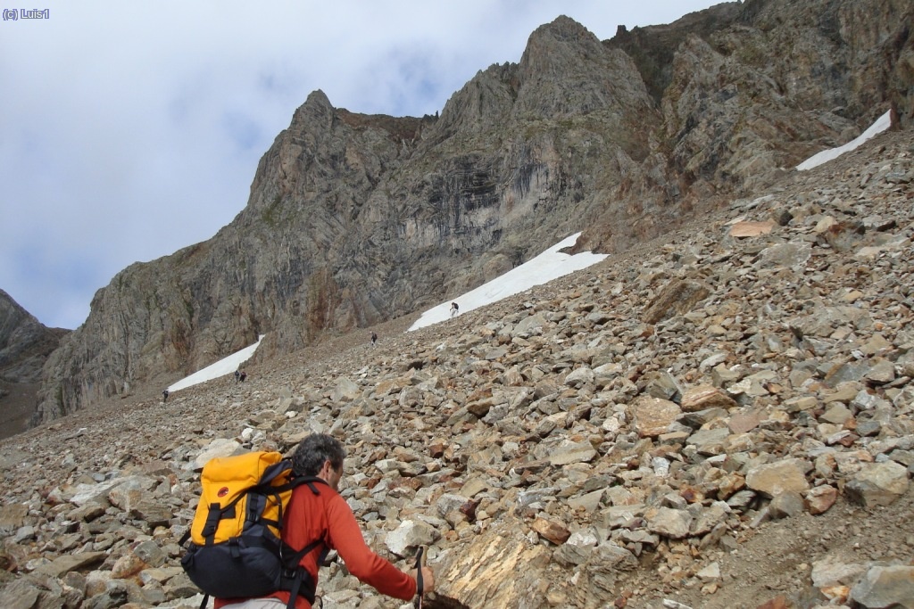 Canchal y alg&uacute;n nevero bajo el Garmo Negro.