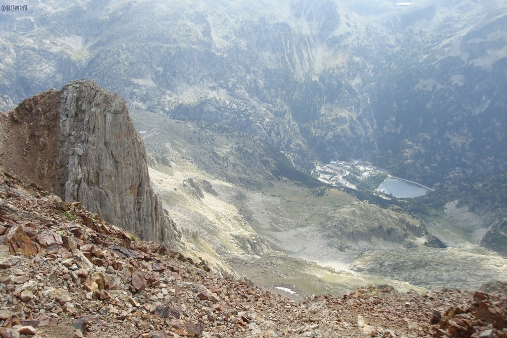 Aguja de Pondiellos y al fondo el Balneario de Panticosa. Nos separan 1.400m de desnivel.